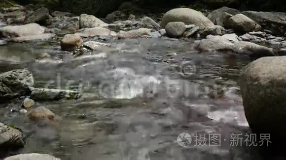 山河中的潺潺流水视频