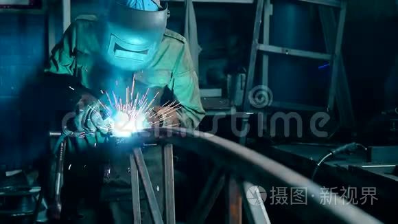 焊工工业汽车零件在工厂视频