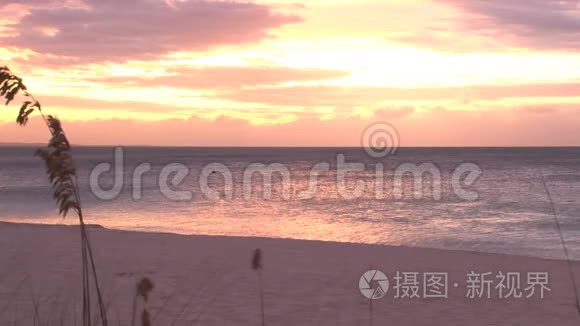 在波光粼粼的海滩上，黄红的夕阳