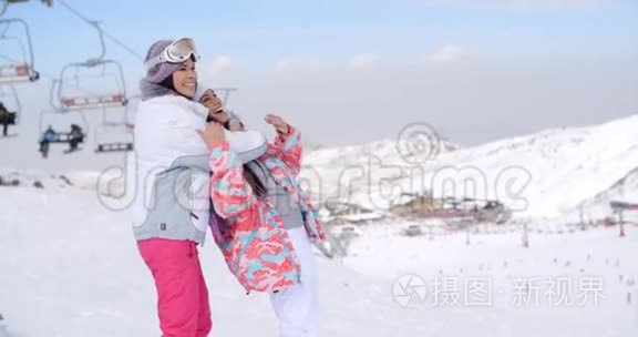 两个可爱迷人的年轻女子在滑雪场