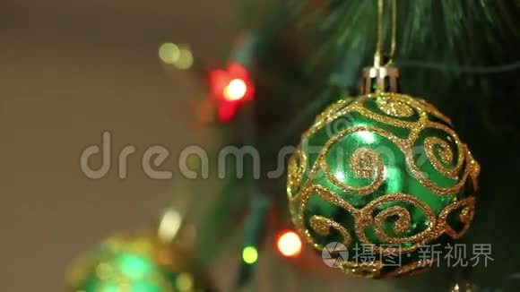 圣诞树上闪闪发光的绿球视频