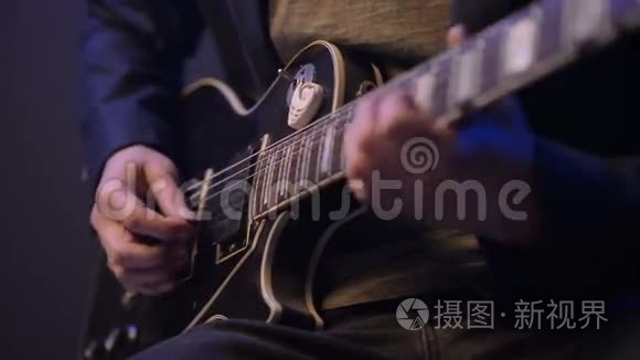 男人坐在黑暗的房间里弹吉他视频