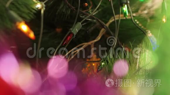 闪闪发光的花环装饰着圣诞树