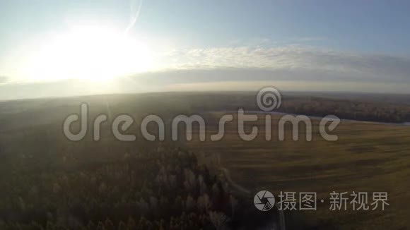 从绿地上的气球俯瞰壮丽景色视频