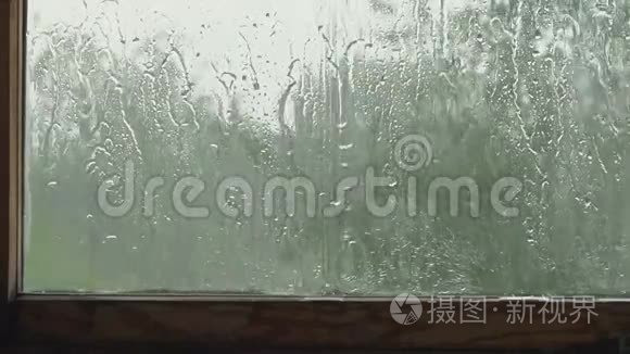 雨点落在窗户后面视频