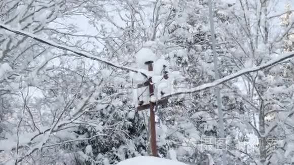 街上的电力站满是雪视频