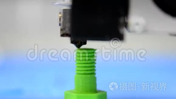 宏3D打印机是绿色模糊背景上线程的模型