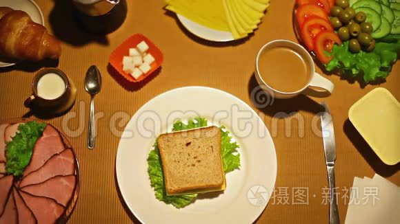 顶景女性早餐吃三明治视频