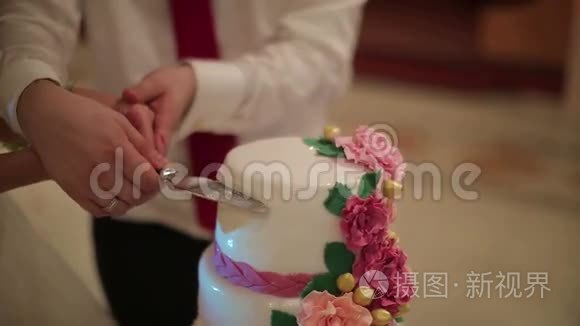 婚礼蛋糕上的切割和折叠盘子视频