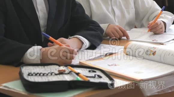 两个学生用圆珠笔写作业本视频
