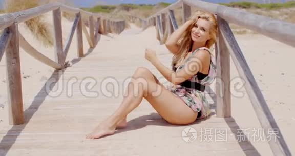 桑迪海滩上的金发模型视频