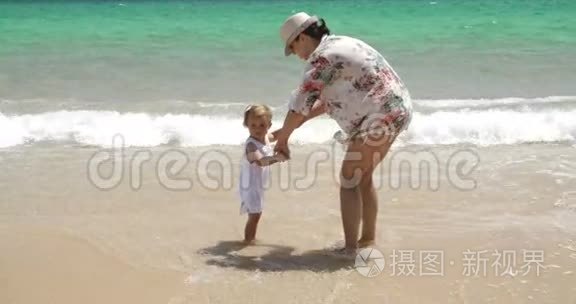 妈妈和女儿在夏天的海滩上聚会视频