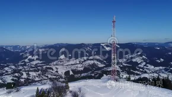 飞越通信塔，山上积雪覆盖冬季景观..