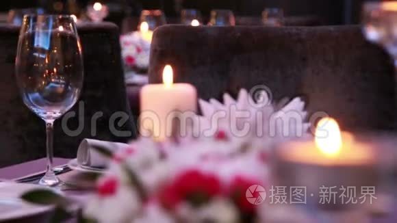 豪华昂贵的餐桌，为节日活动提供蜡烛和玫瑰