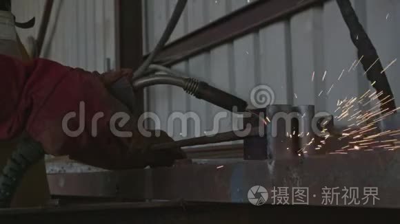 焊工焊接建筑钢架动作缓慢视频