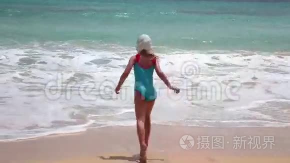 在海浪中享受乐趣视频