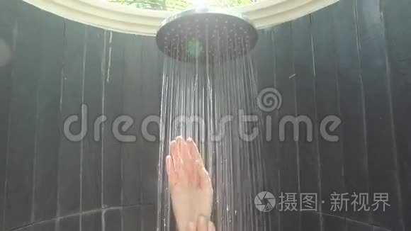 室外淋浴用淡水洗手视频