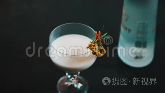 玻璃与白色鸡尾酒装饰黄枝草本站在表面。