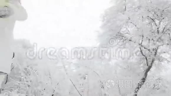 妈妈婴儿在雪橇上翻滚