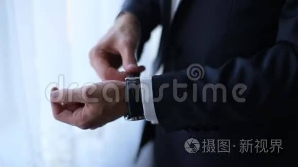 新郎要去参加婚礼