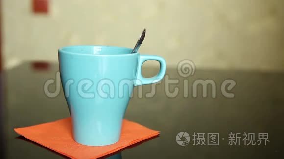 茶被倒入蓝色陶瓷玻璃中视频