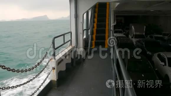 一艘大型渡船载着汽车横渡大海视频
