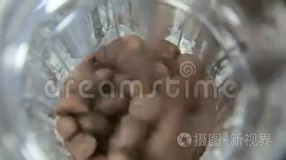 烤咖啡豆倒入容器中视频