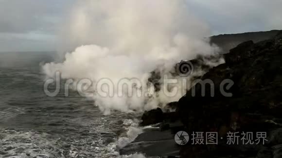 夏威夷的熔岩流入大海视频