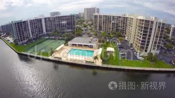 有游泳池的海滨公寓视频