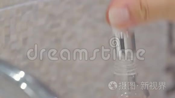 女孩打开奶油罐的肖像，引起你的双手