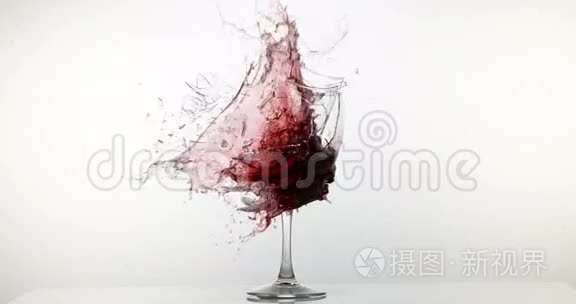 一杯红酒在白色背景下破碎和飞溅，