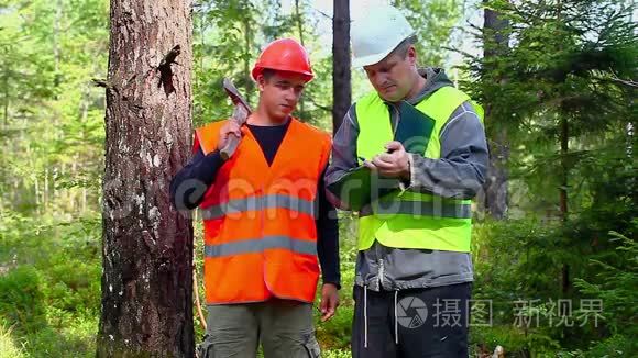 森林官员和年轻工人视频