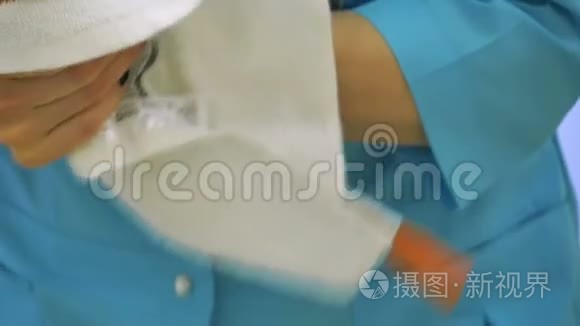女人用毛巾特写擦手视频
