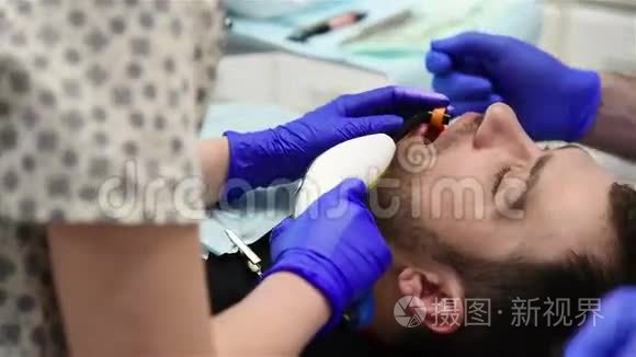 牙医制造病人的光聚合物密封视频