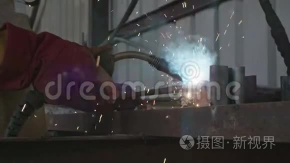 焊工焊接建筑钢架动作缓慢视频
