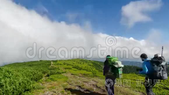 云飞过山岭和徒步旅行路线视频