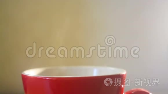 带蒸汽的热红咖啡杯