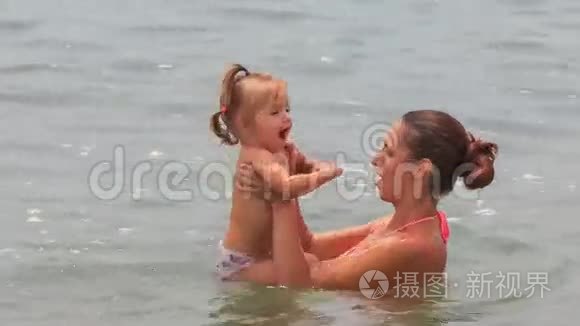 小妈妈和小女儿在浅海里游泳视频