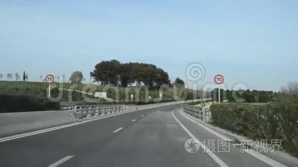 在绿色高速公路上行驶视频