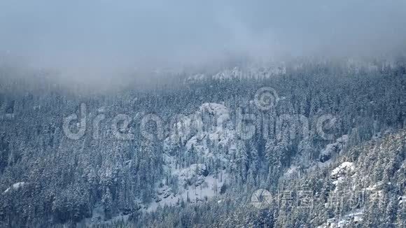 雪天山上的薄雾视频