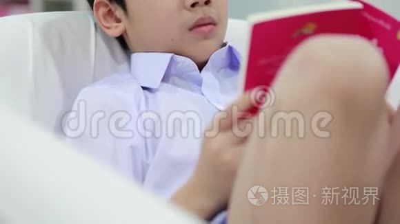 沙发床上的亚洲男孩读书视频