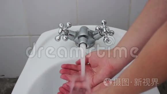 打开的水龙头里的水视频