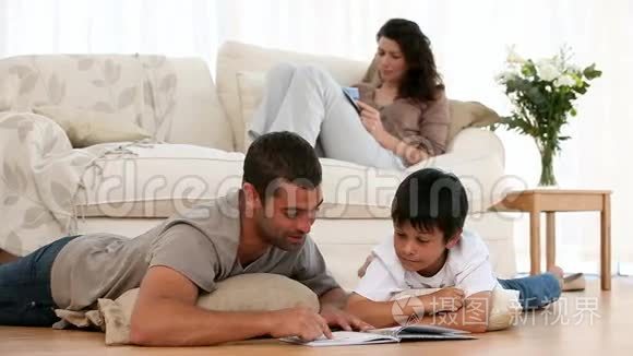 父亲和儿子一起做作业视频