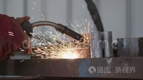 焊工焊接建筑钢架动作缓慢视频