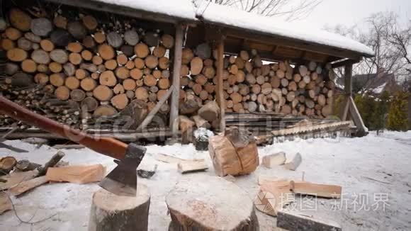 伐木工人在雪地里用斧头砍木头视频