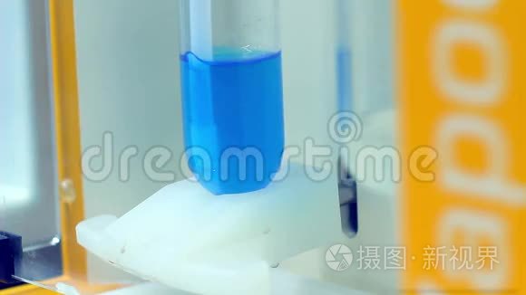 化学反应。 实验室研究。 实验室烧瓶中的蓝色液体旋转