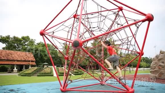 亚洲小孩在操场上爬绳梯视频