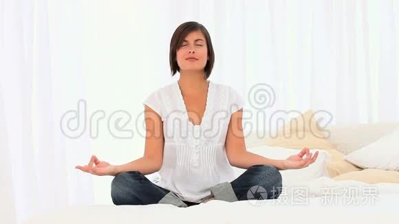 棕色头发的女人做瑜伽视频