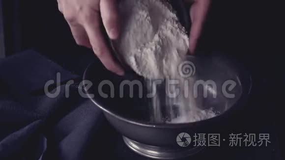 用女人的手做酥皮面团视频