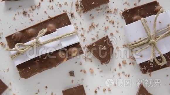 白色背景上的碎巧克力碎片
